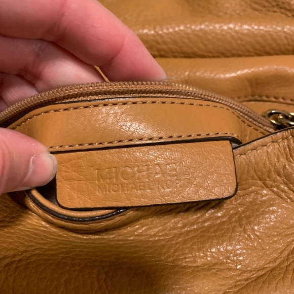 Michael Kors Bennet Shoulder Bag Tan - Picture 4 of 5